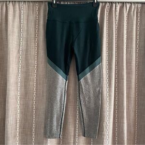 Beyond Yoga Women’s Size Large Green and Grey Colorblock Leggings